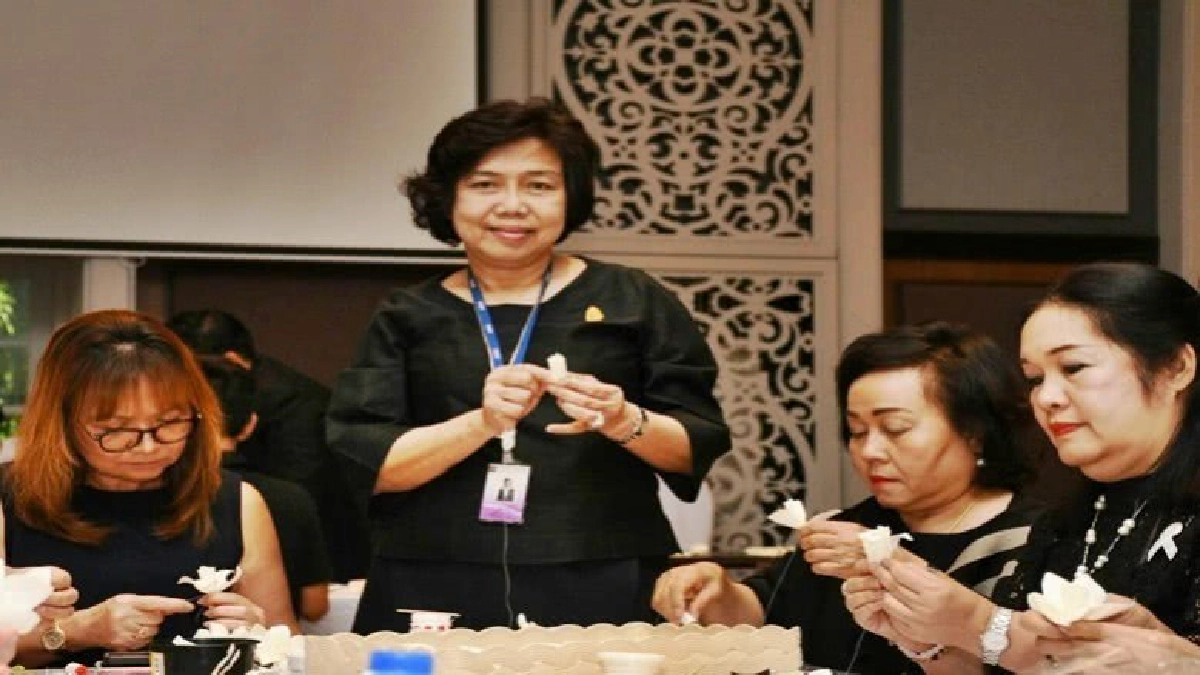 ร้อยใจสภาสตรีแห่งชาติร่วมประดิษฐ์ดอกไม้จันทน์ ร้อยใจสภาสตรีแห่งชาติร่วมประดิษฐ์ดอกไม้จันทน์