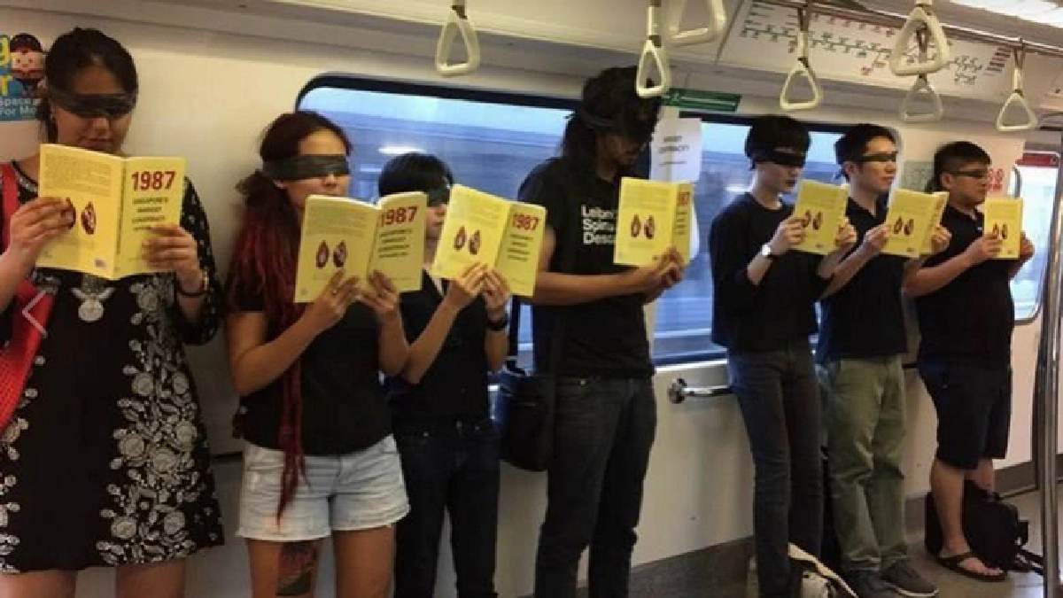 สิงคโปร์สอบเหตุปิดตาอ่านหนังสือประท้วง สิงคโปร์สอบเหตุปิดตาอ่านหนังสือประท้วง