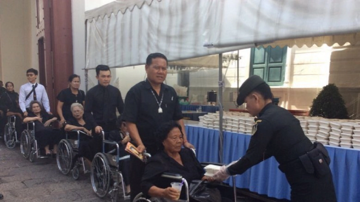 ร.10 พระราชทานอาหาร-น้ำดื่ม แก่ผู้มากราบพระบรมศพ 4 มื้อ