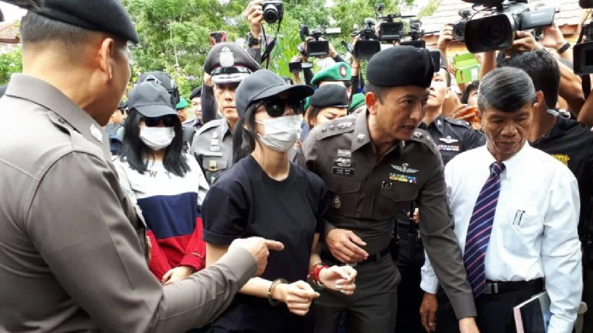 พึ่งคิดได้!! ใส่กุญแจมือ“เปรี้ยว-เอิร์น-แจ้”ก่อนนำตัวไปทำแผน พึ่งคิดได้!! ใส่กุญแจมือ“เปรี้ยว-เอิร์น-แจ้”ก่อนนำตัวไปทำแผน