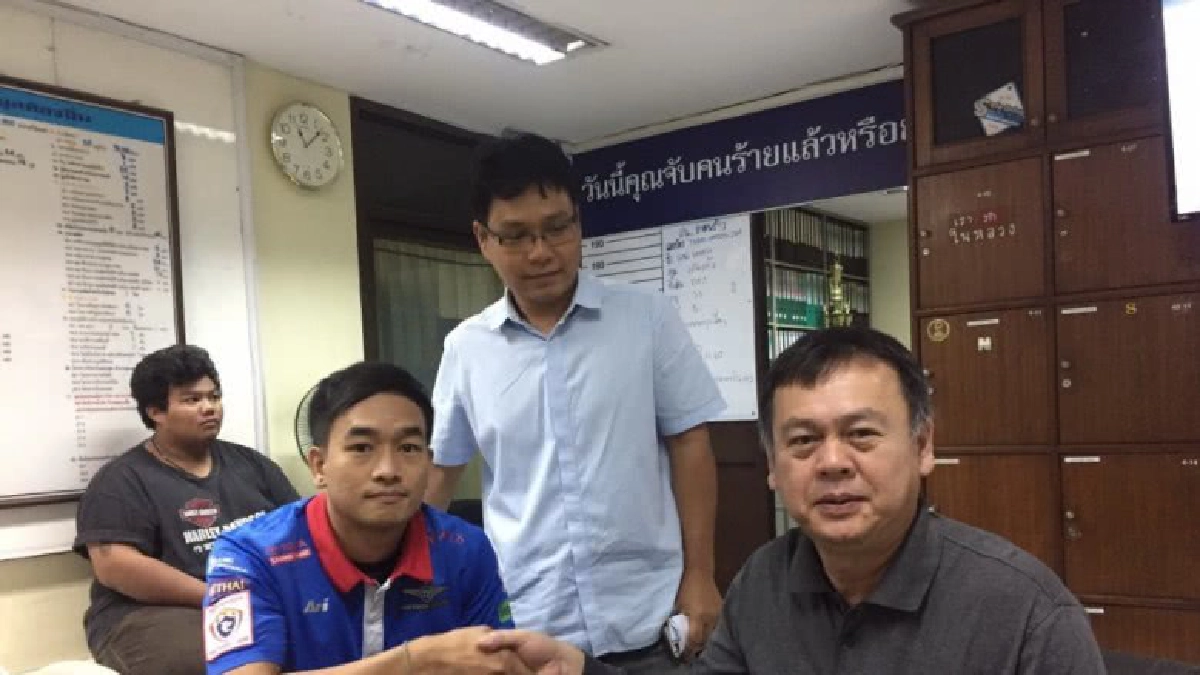 ตร.ปรับ1พันโชเฟอร์สองแถวชักมีดขู่คัมรี่ ตร.ปรับ1พันโชเฟอร์สองแถวชักมีดขู่คัมรี่