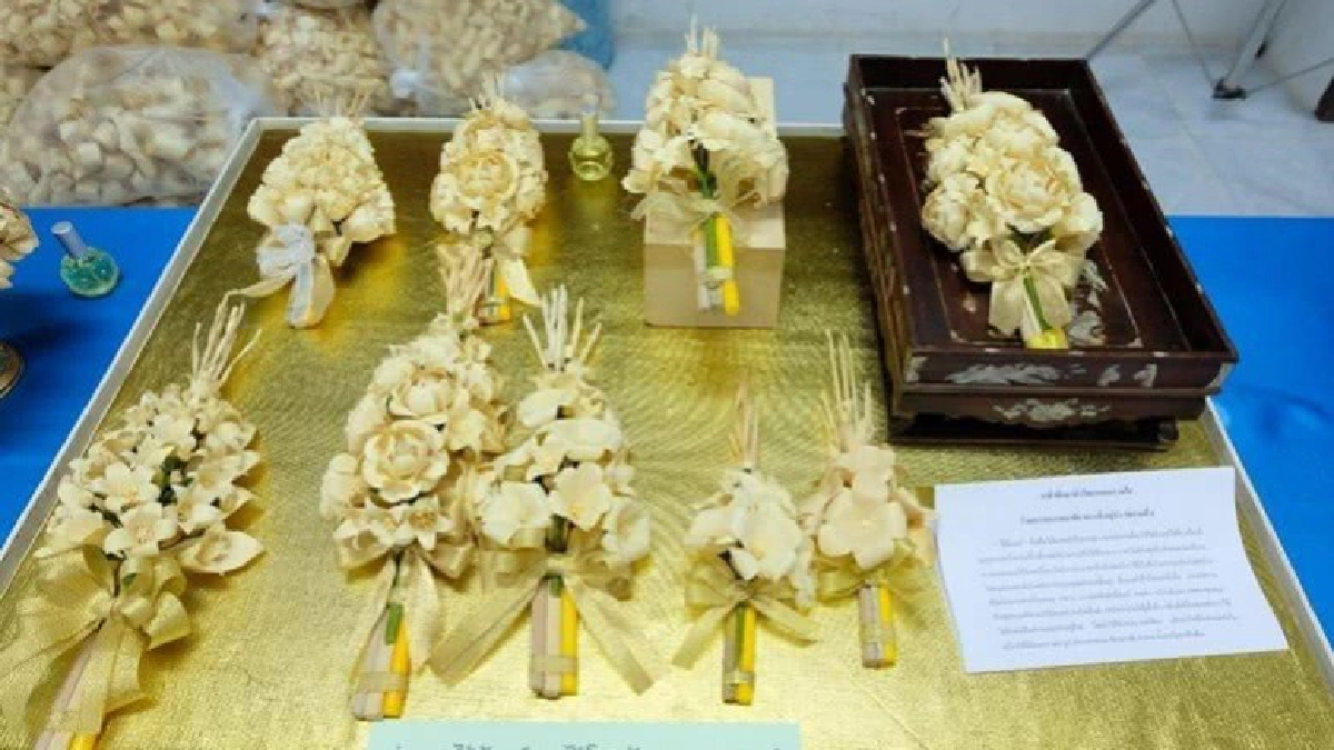 "ช่อทิพย์เทวมาลา" ดอกไม้จันทน์จากไม้โมกมัน