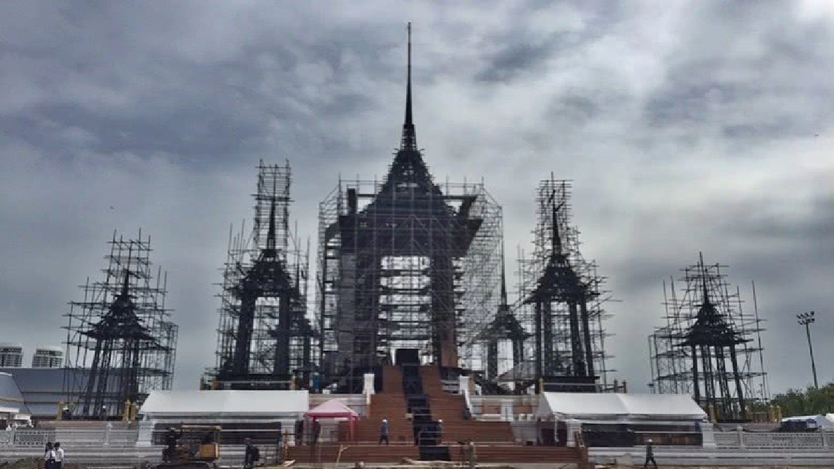 บัวปลายเสารับเครื่องยอดบุษบกพระเมรุมาศ