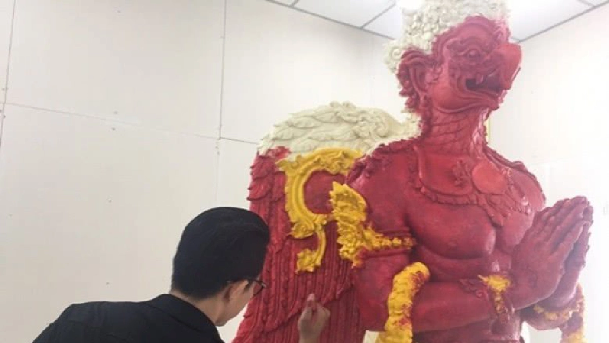 ลงสี "ครุฑ" ประดับพระเมรุมาศ 