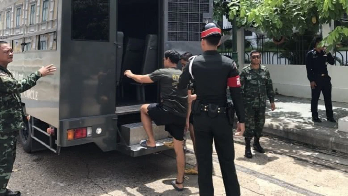 หิ้ว 6 ทหารส่งระเบิดฝากขังผลัดแรก 12 วัน หิ้ว 6 ทหารส่งระเบิดฝากขังผลัดแรก 12 วัน