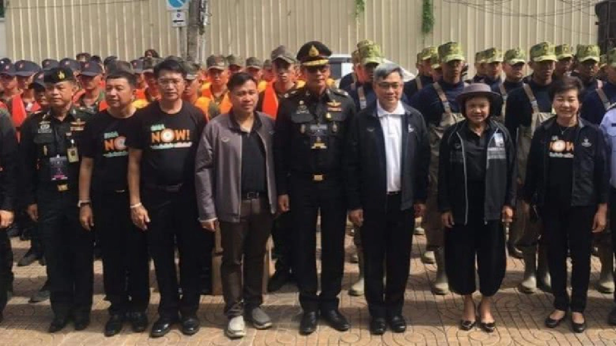 "ในหลวง ร.10"ห่วงใย ประชาชน ส่ง ทหารมหาดเล็กฯกำจัดผักตบชวา
