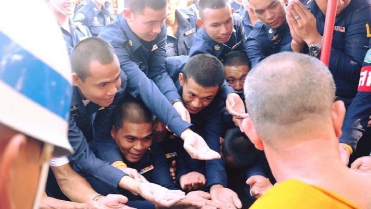 คนแห่กราบเจ้าอาวาสวัดสายไหม