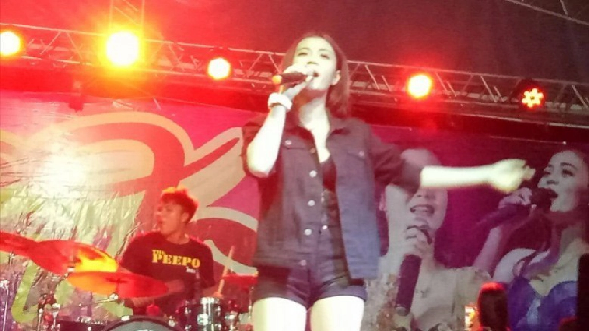 “ลำไย ไหทองคำ”แต่งรัดกุมโชว์คอนเสิร์ตที่สุราษฎร์ฯ