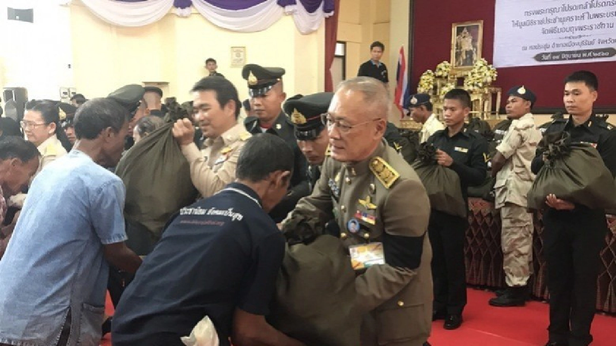 ร.10 พระราชทานถุงยังชีพแก่ราษฎรที่ประสบวาตภัย จ.บุรีรัมย์ ร.10 พระราชทานถุงยังชีพแก่ราษฎรที่ประสบวาตภัย จ.บุรีรัมย์