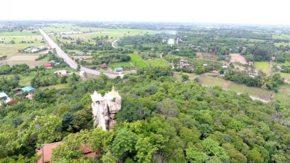 นักท่องเที่ยวเดินขึ้น“วัดเขารูปช้าง”ชมความสวยงาม360องศา