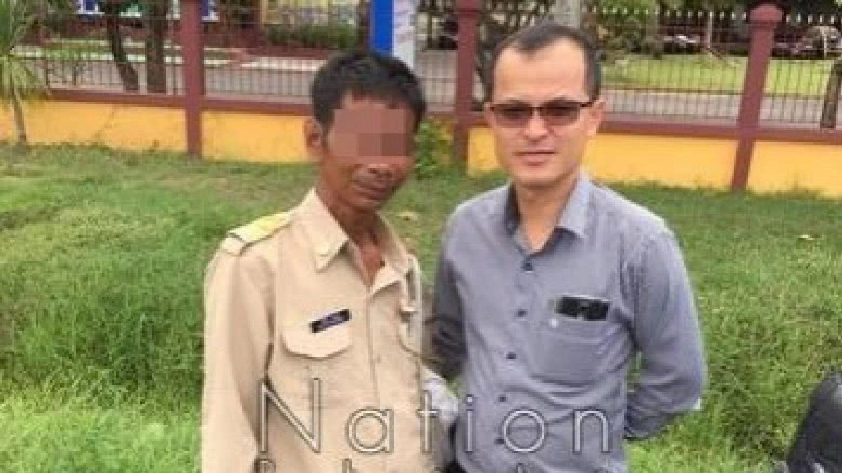 หนุ่มเพี้ยนแต่งชุดกากีอ้างเป็นผวจ.บุรีรัมย์เดินขึ้นศาลากลาง หนุ่มเพี้ยนแต่งชุดกากีอ้างเป็นผวจ.บุรีรัมย์เดินขึ้นศาลากลาง
