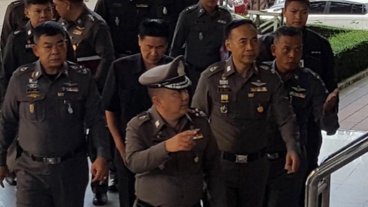 "ศรีวราห์"นำทีมตร.ขอศาลออกหมายจับมือบึ้มรพ.มงกุฎ "ศรีวราห์"นำทีมตร.ขอศาลออกหมายจับมือบึ้มรพ.มงกุฎ