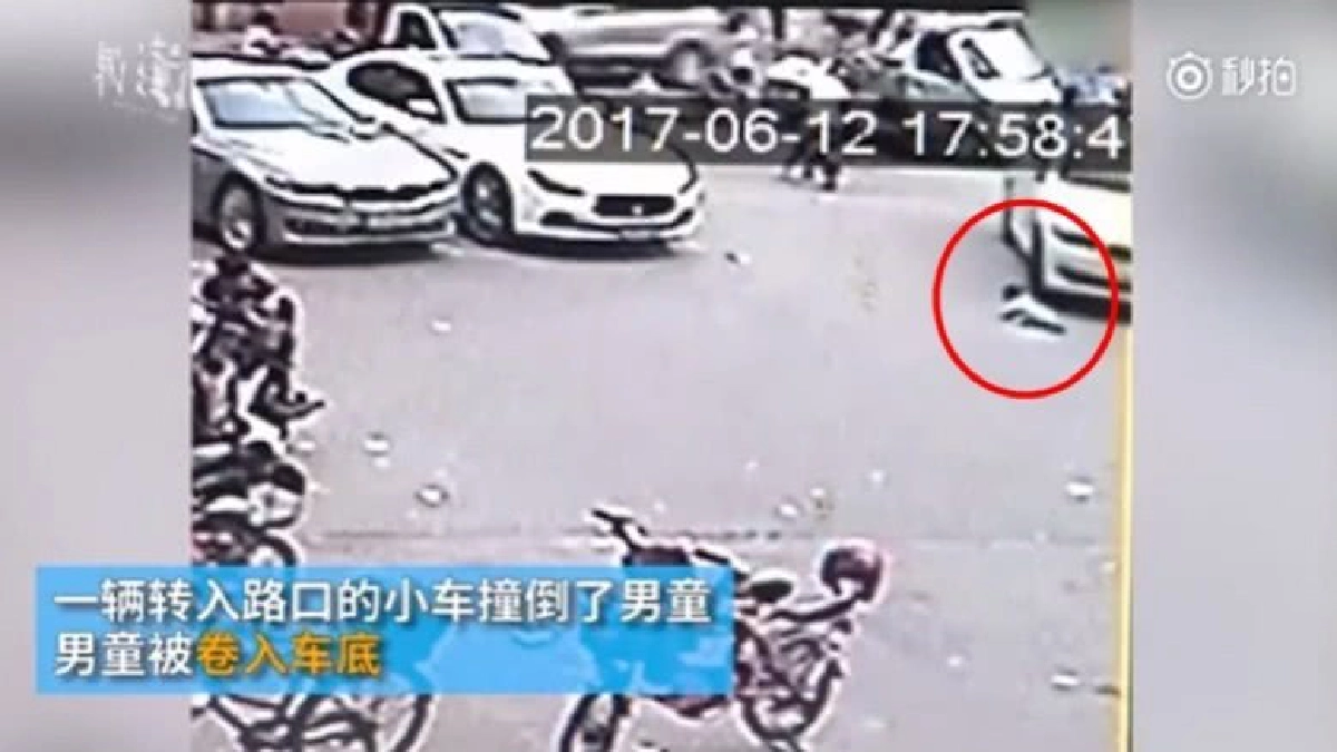 ลูกงอแงแม่แกล้งทิ้งกลางถนนโดนรถเหยียบ !!