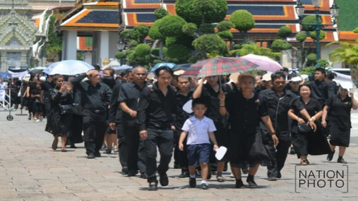 ยอดประชาชนขึ้นกราบพระบรมศพตลอด 225วัน ยอดประชาชนขึ้นกราบพระบรมศพตลอด 225วัน