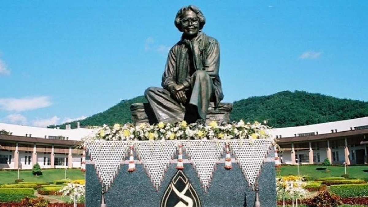 สมเด็จย่า มหาวิทยาลัยแม่ฟ้าหลวง จ.เชียงราย สมเด็จย่า มหาวิทยาลัยแม่ฟ้าหลวง จ.เชียงราย