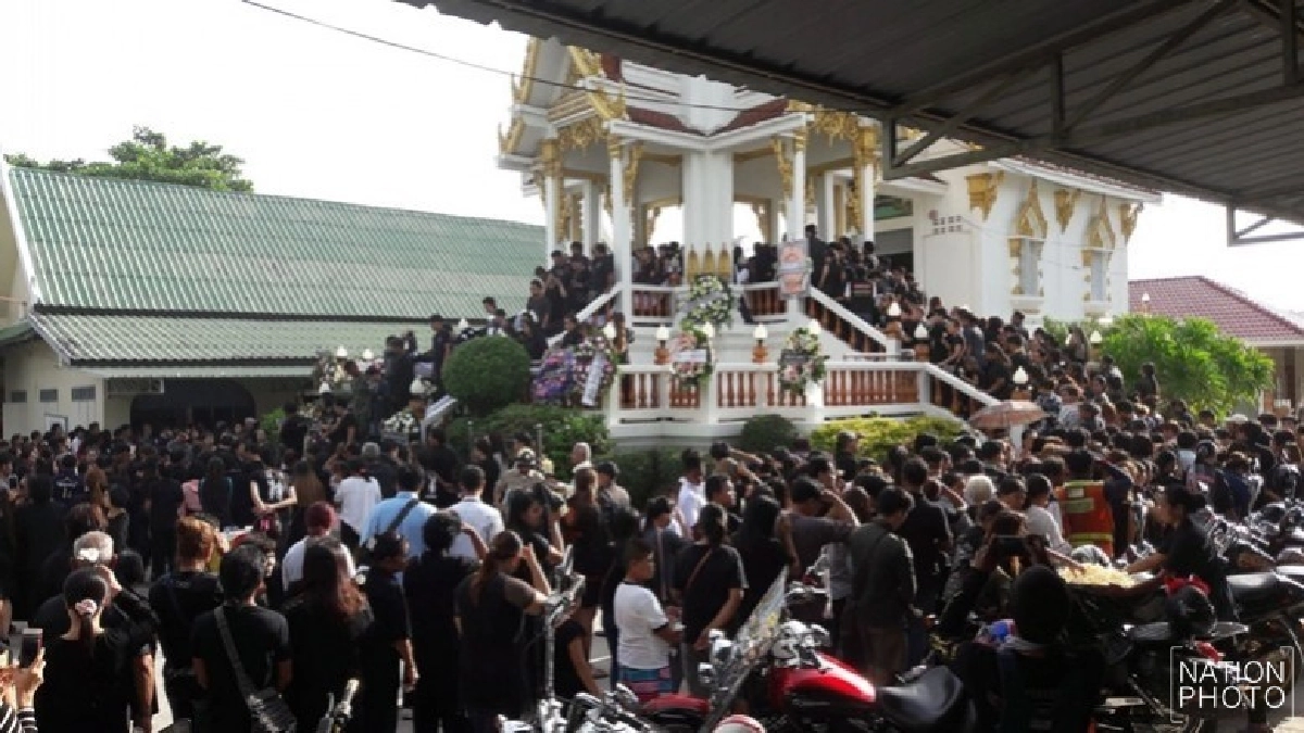 เผาแล้ว‘น้องรุ้ง’คนแห่อาลัยแน่นวัด เผาแล้ว‘น้องรุ้ง’คนแห่อาลัยแน่นวัด