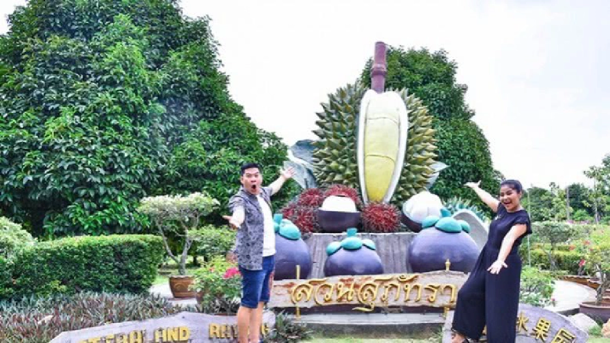 สองคู่ซ่า 'ตั๊ก-นุ้ย' บุกสวนทุเรียน สองคู่ซ่า 'ตั๊ก-นุ้ย' บุกสวนทุเรียน
