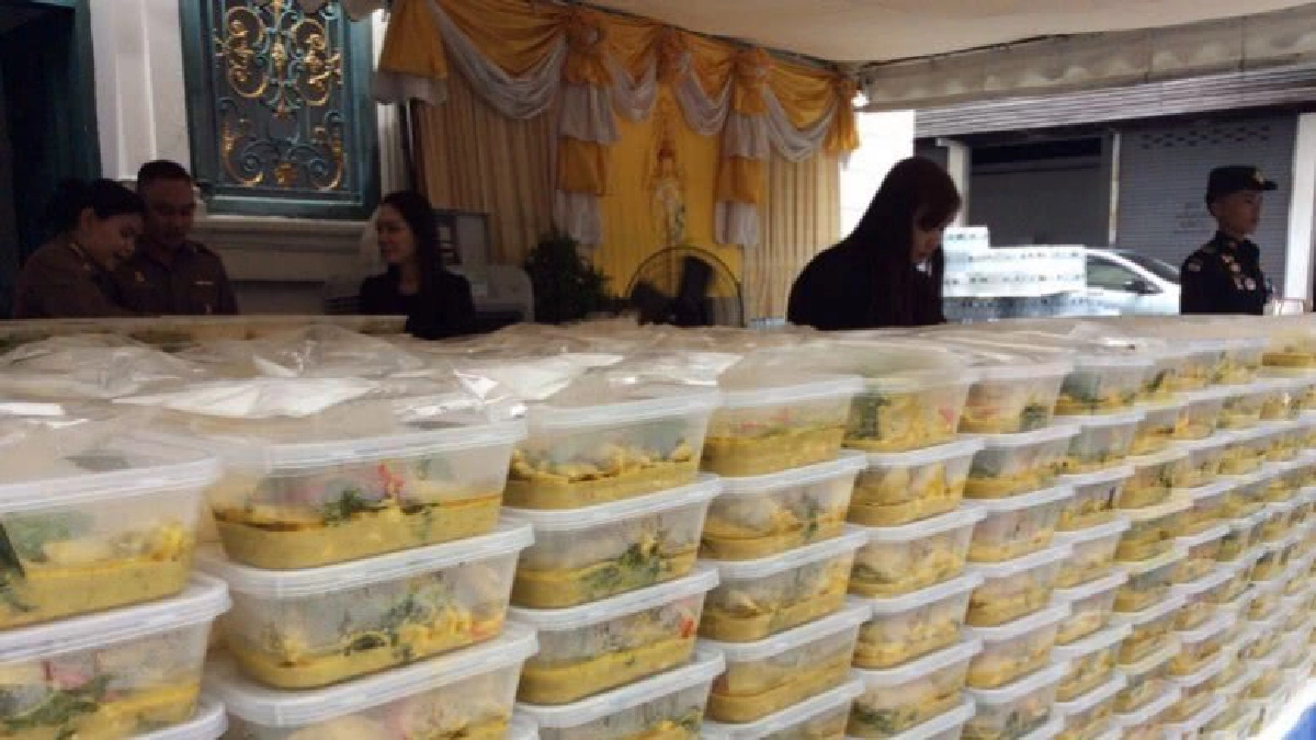 พสกนิกรอิ่มท้องอาหารพระราชทานจากสมเด็จพระเจ้าอยู่หัว