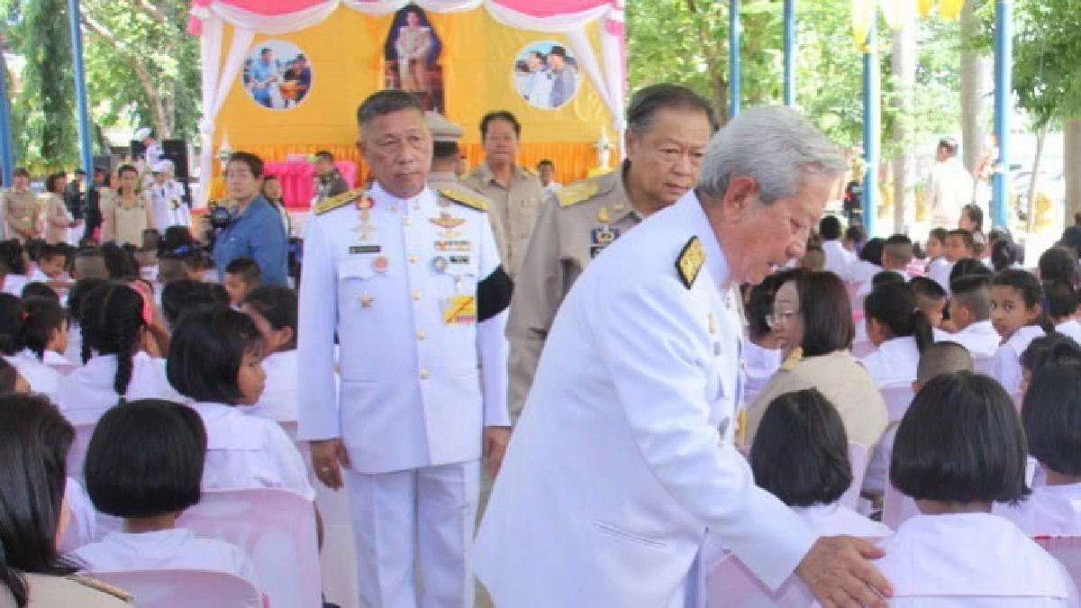 ร.10 พระราชทานอุปกรณ์การเรียนแก่โรงเรียนใน จ.นครปฐม ร.10 พระราชทานอุปกรณ์การเรียนแก่โรงเรียนใน จ.นครปฐม
