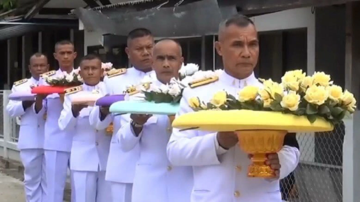 ร.10 พระราชทานพวงมาลาทหารที่เสียชีวิตเหตุระเบิดใต้ ร.10 พระราชทานพวงมาลาทหารที่เสียชีวิตเหตุระเบิดใต้