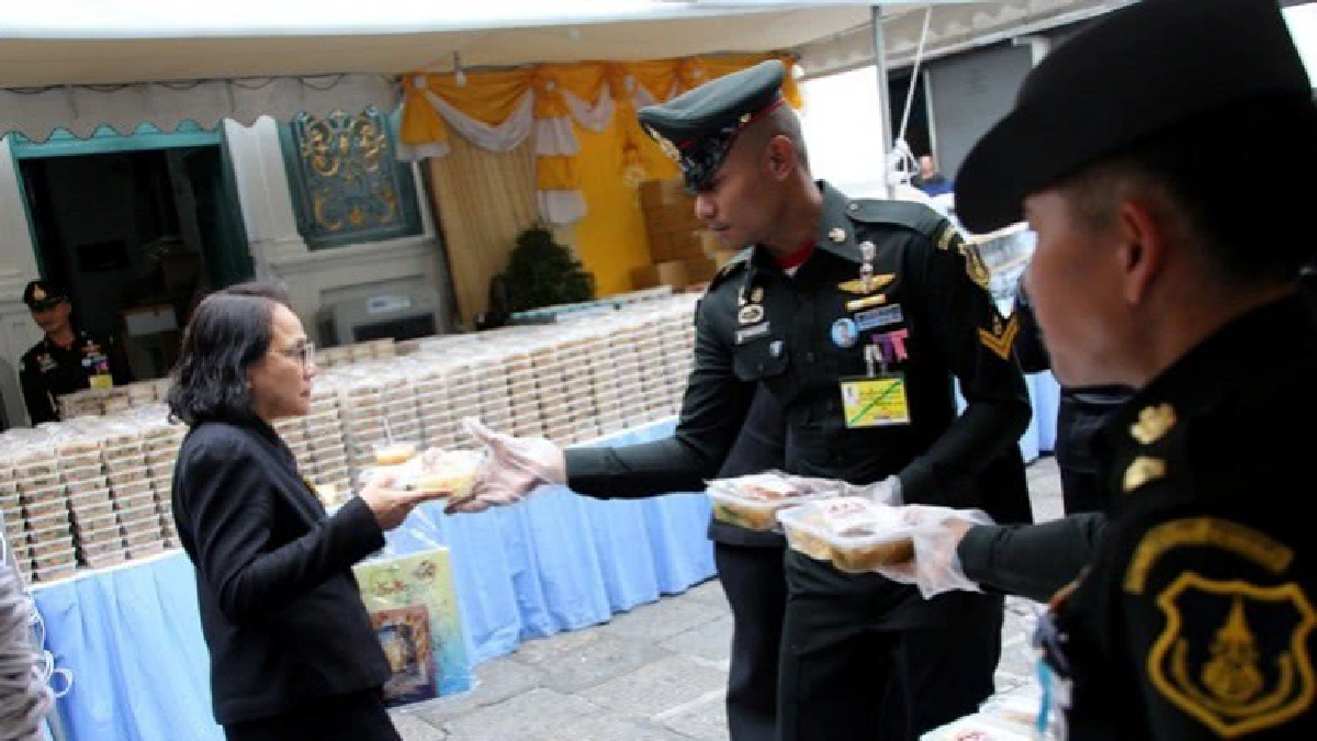 ที่ประตูสรีสุนทรมีอาหารพระราชทานอย่างต่อเนื่อง ที่ประตูสรีสุนทรมีอาหารพระราชทานอย่างต่อเนื่อง