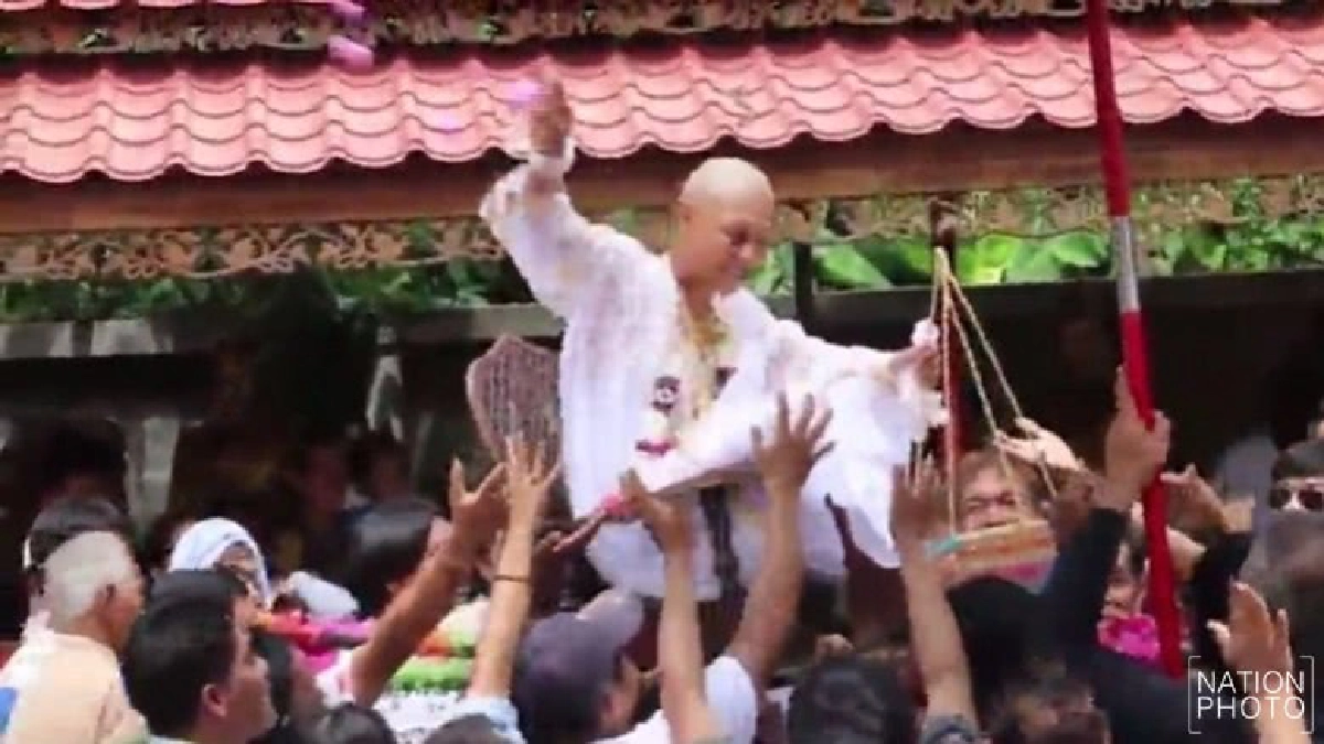 บวชลูกชายนายก อบต. โปรยทาน 8.4 หมื่นบาท บวชลูกชายนายก อบต. โปรยทาน 8.4 หมื่นบาท