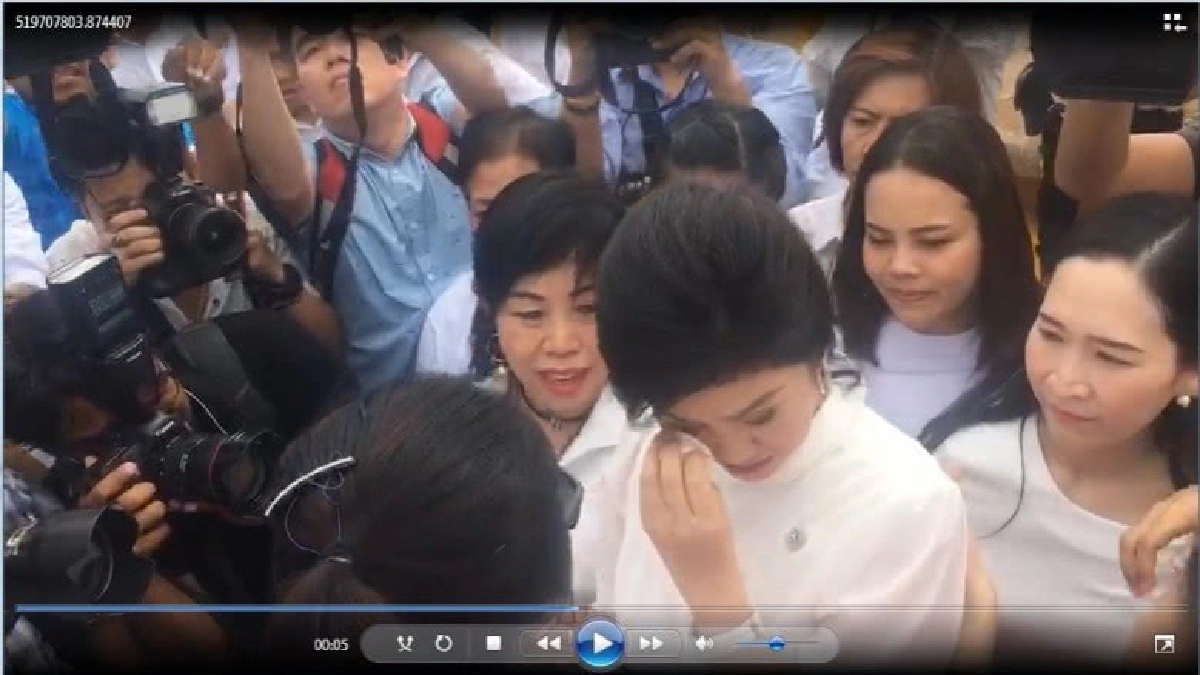 "ยิ่งลักษณ์" ปล่อยโฮ หลังทำบุญวันเกิด (มีคลิป)  