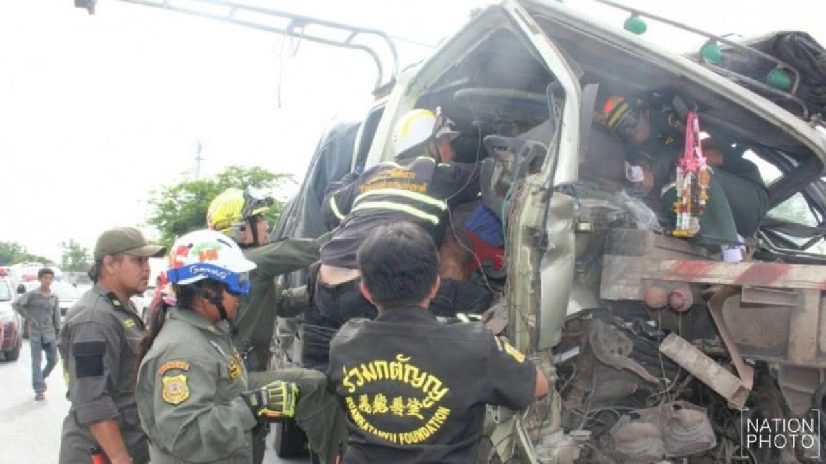 รถบรรทุกชนกัน 3 คันรวด ดับคาที่ 1