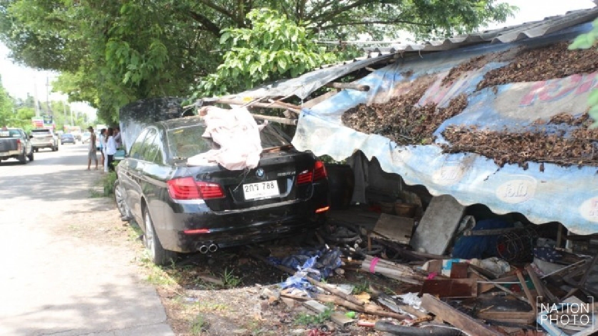 สาวขับBMWหลับในชนจยย.- บ้านริมทาง โชคดีไร้เจ็บ