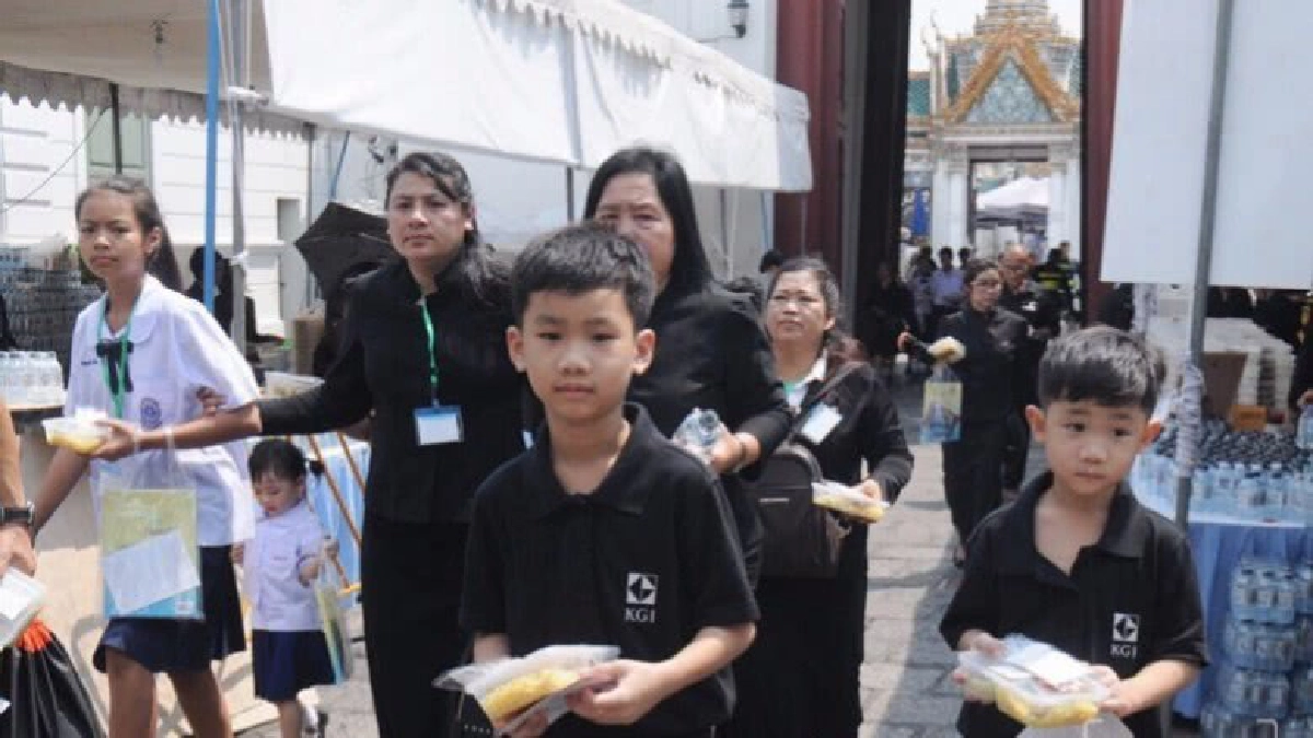 ในหลวงร.10 ทรงห่วงใยพสกนิกร พระราชทานอาหาร -น้ำดื่ม