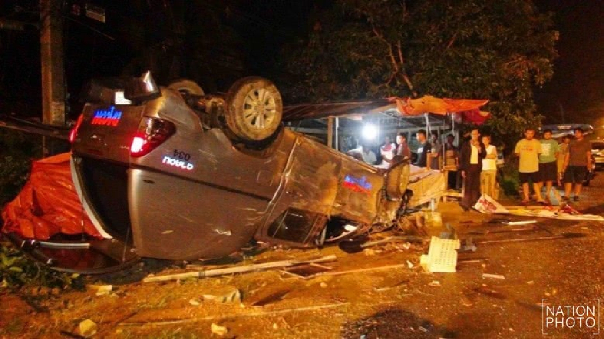 ฝนตกถนนลื่นกระบะแหกโค้ง 5 ชีวิตรอด !