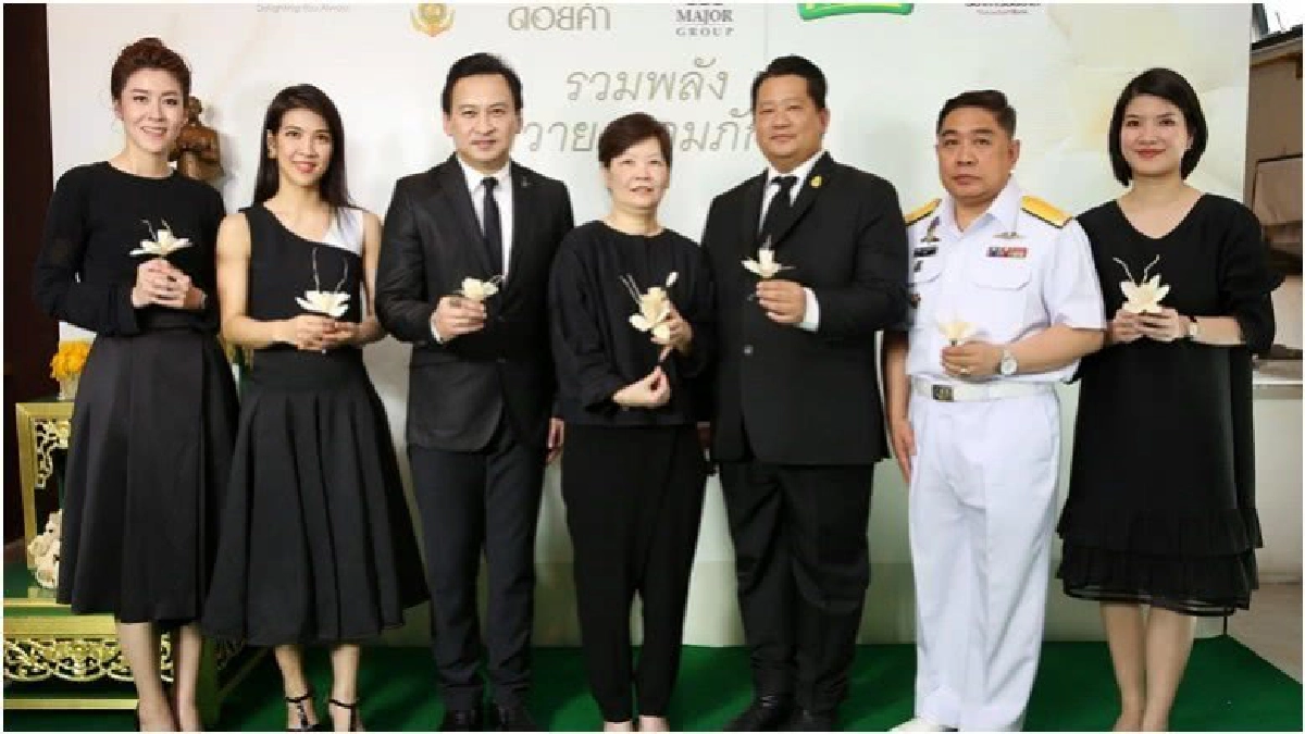 'เชียร์' ฑิฆัมพร ร่วมประดิษฐ์ดอกไม้จันทน์