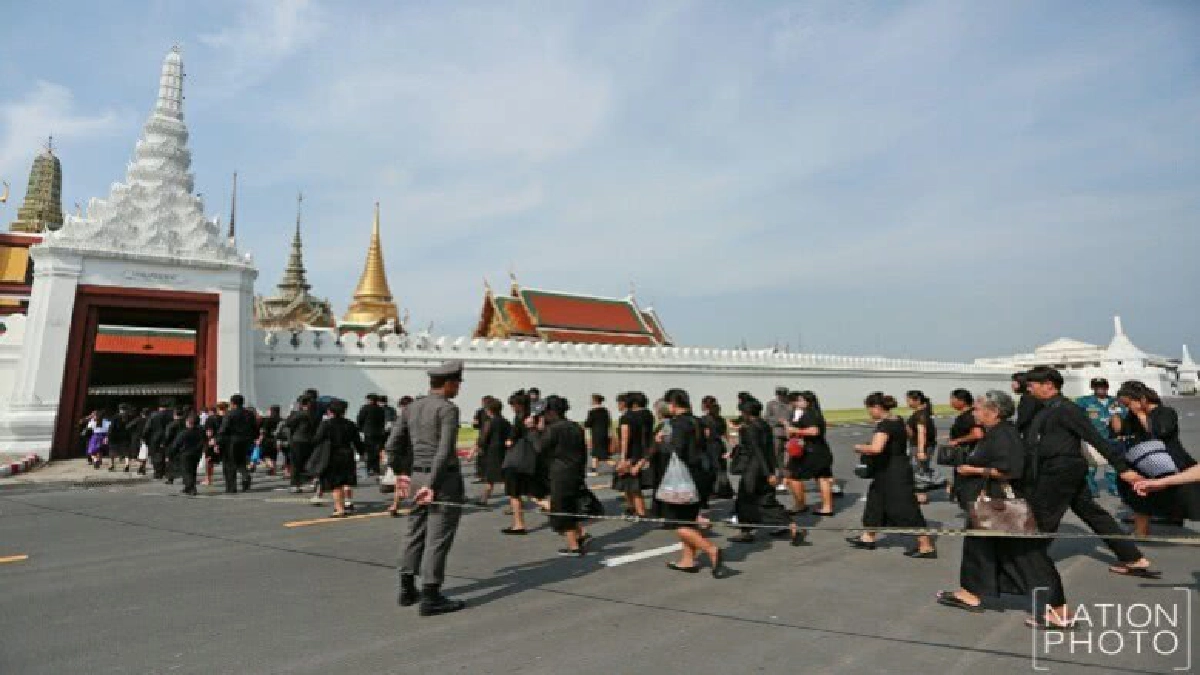 ประชาชนขึ้นกราบพระบรมศพ ร.9 แล้วกว่า 7.8 ล้านคน ประชาชนขึ้นกราบพระบรมศพ ร.9 แล้วกว่า 7.8 ล้านคน