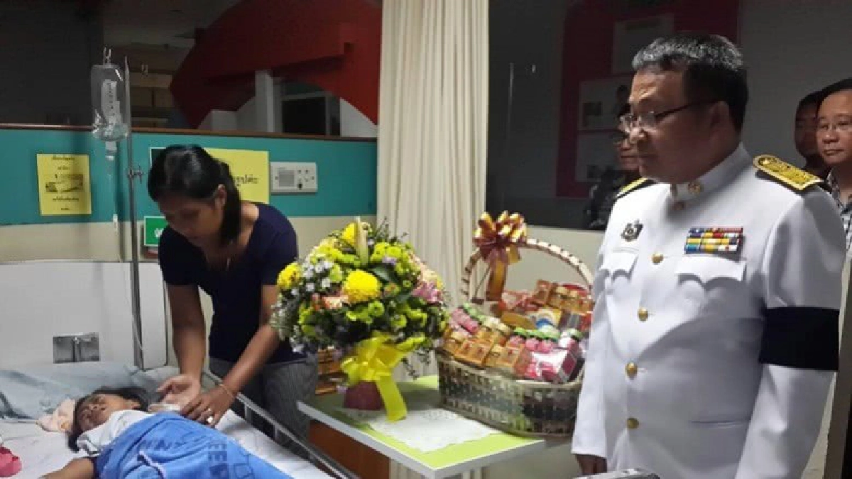 ร.10 พระราชทานดอกไม้เยี่ยมผู้บาดเจ็บเหตุลอบวางระเบิด