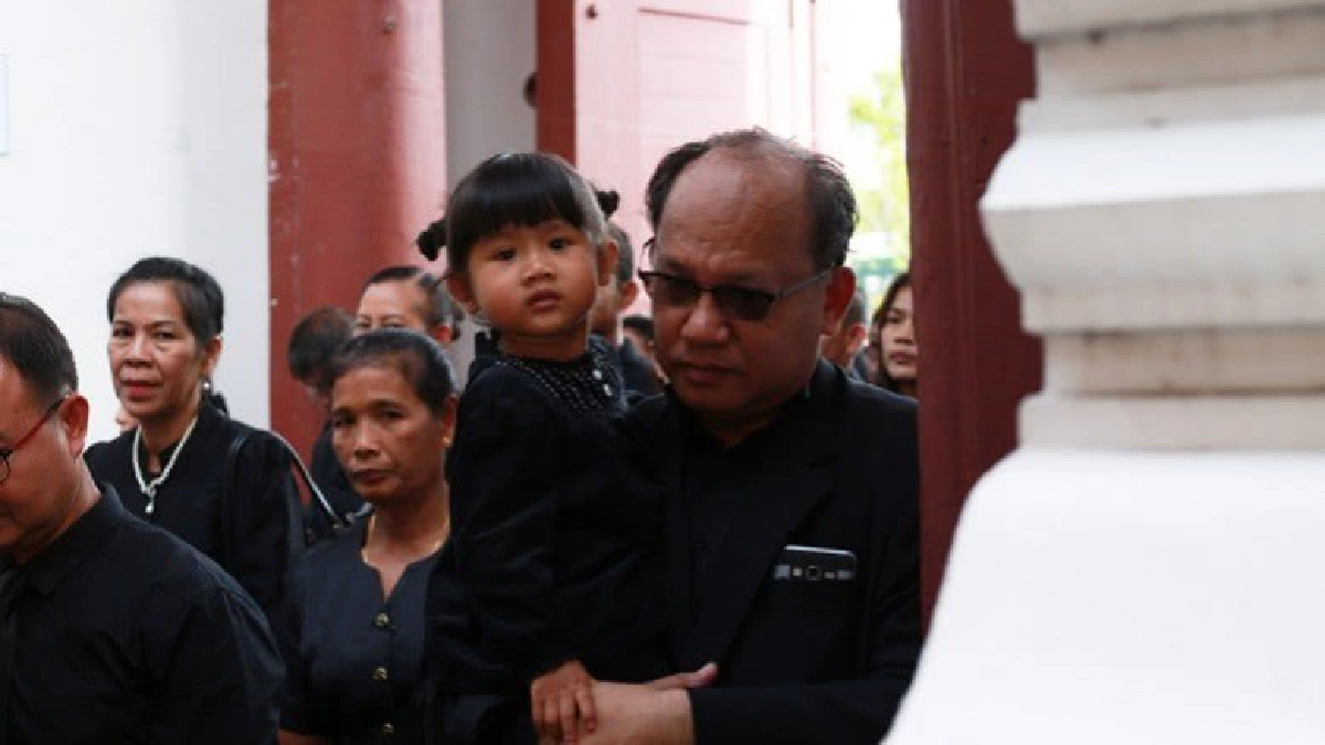วันธรรมดามีประชาชนกว่าสองหมื่นเข้าแถวกราบพระบรมศพ