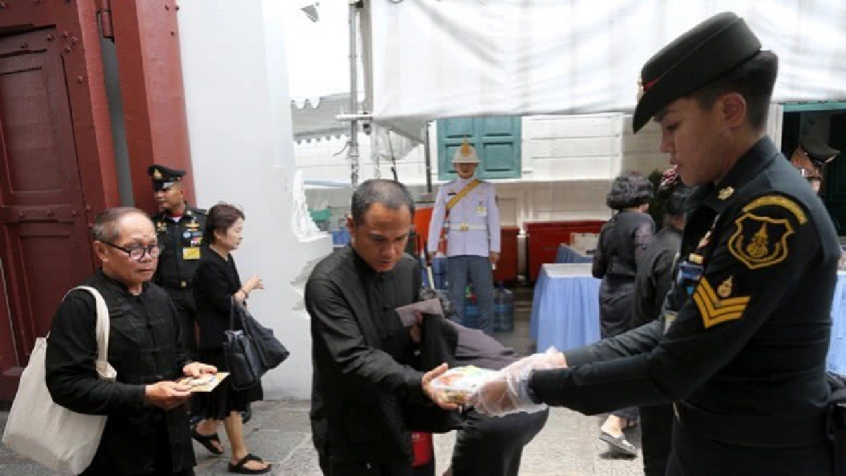ประชาชนอิ่มหนำอาหารพระราชทาน ประชาชนอิ่มหนำอาหารพระราชทาน