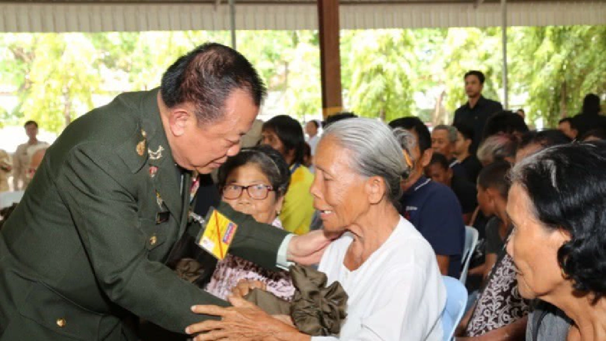 พระราชทานถุงยังชีพแก่ประชาชนประสบอุทกภัย จ.สุโขทัย