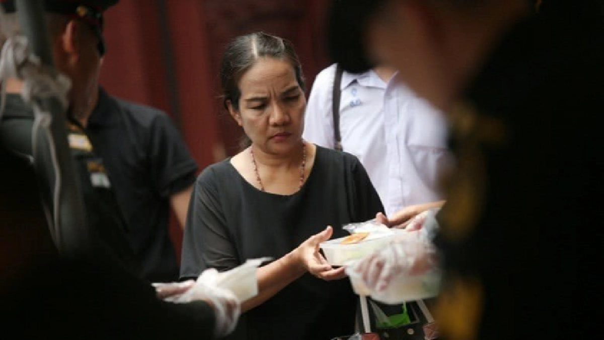 ร.10 พระราชทานอาหารแก่ประชาชนเข้ากราบพระบรมศพ ร.10 พระราชทานอาหารแก่ประชาชนเข้ากราบพระบรมศพ