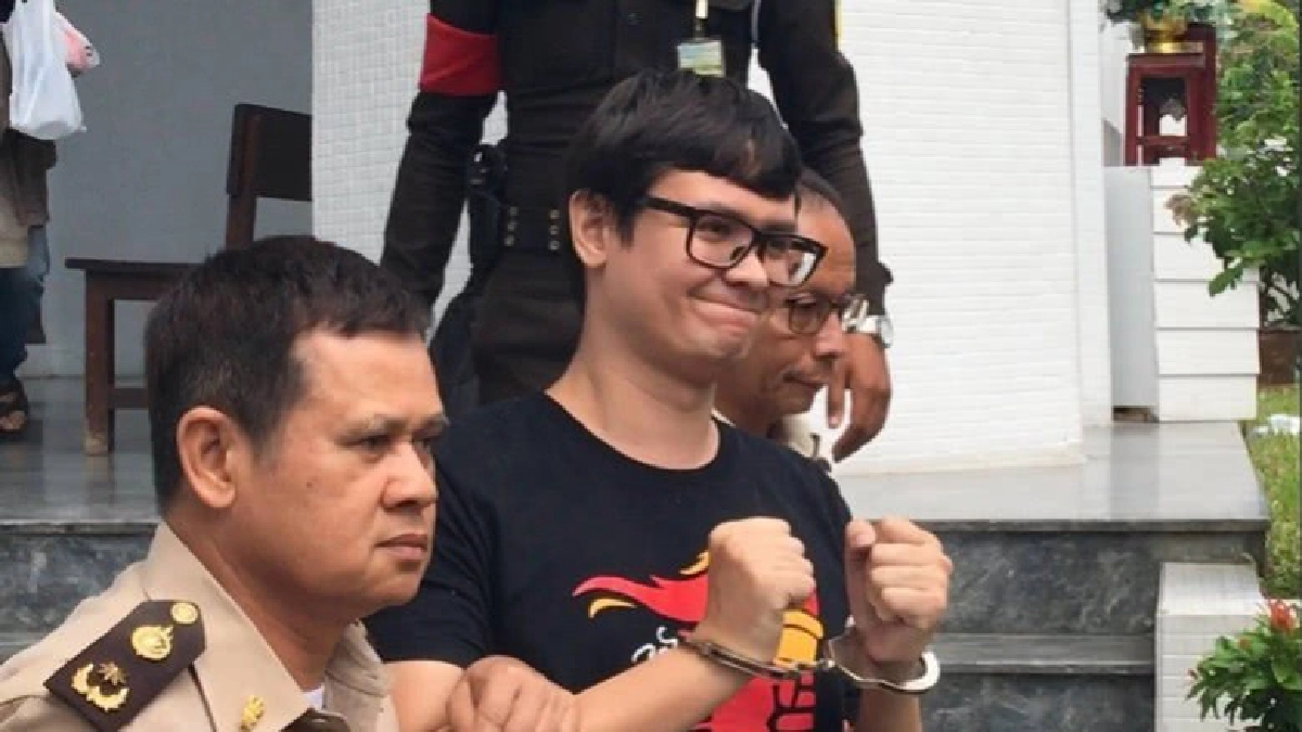 นำตัว"รังสิมันต์ โรม"ส่งฟ้องศาลทหาร 2 คดี !!! 