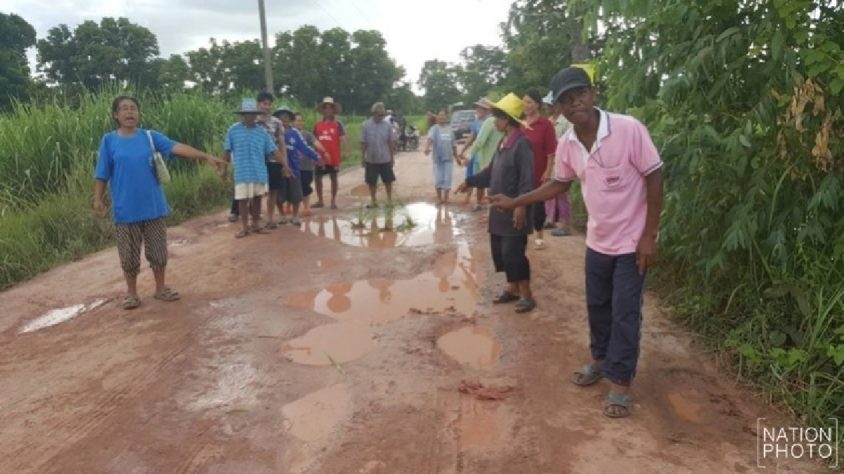 สุดทนถนนพัง!ดำนาประชด สุดทนถนนพัง!ดำนาประชด
