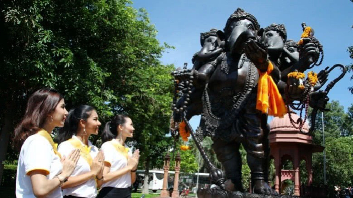 สาวสวยเวทีมิสแกรนด์ฯ ปลูกดอกดาวเรืองถวายในหลวง ร.9