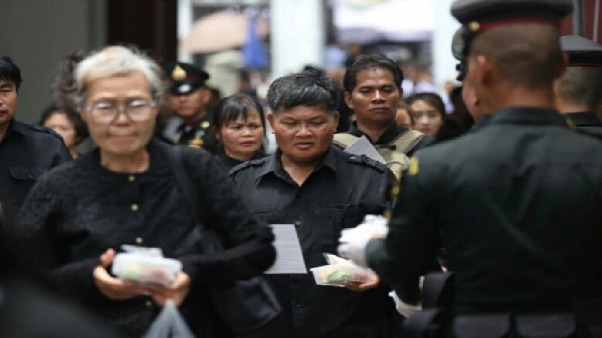 อิ่มท้องด้วยพระราชทานหลังกราบพระบรมศพ ร.9 อิ่มท้องด้วยพระราชทานหลังกราบพระบรมศพ ร.9