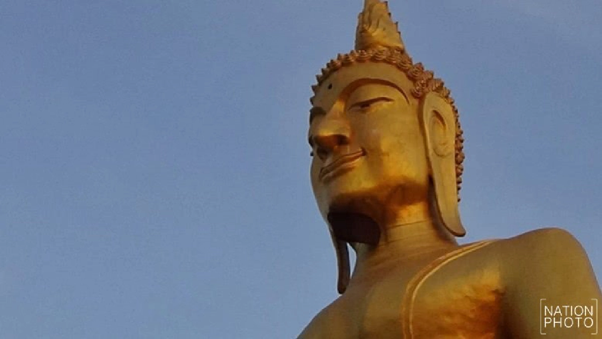 แห่ดู!ผึ้งหลวงทำรังใต้คางพระพุทธรูป