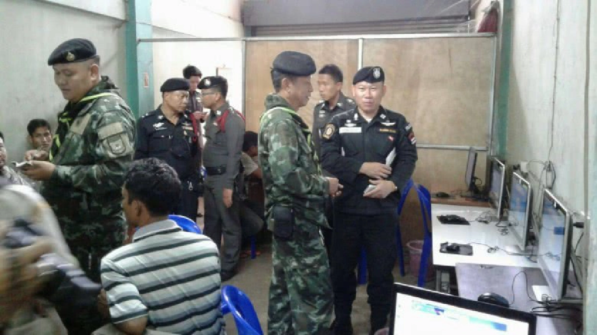 ทหาร-ตำรวจจับบ่อนพนันออนไลน์กลางแม่สอดรวบ 5 นักเล่น-คนดูแล ทหาร-ตำรวจจับบ่อนพนันออนไลน์กลางแม่สอดรวบ 5 นักเล่น-คนดูแล