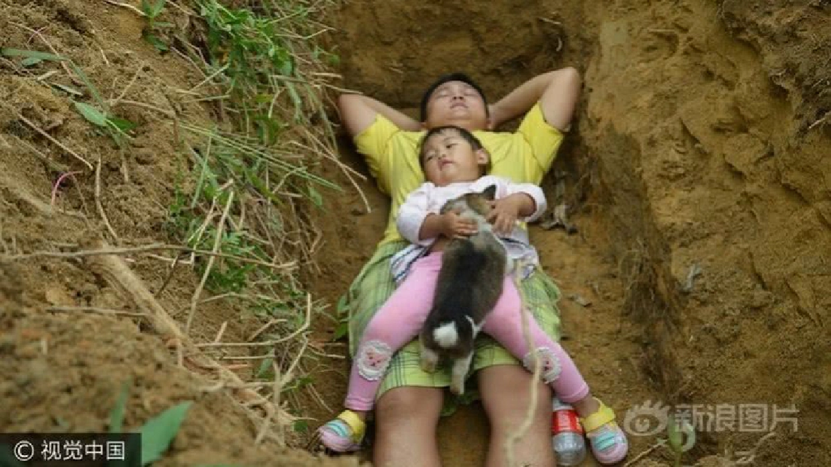 ขุดหลุมพา 2 ขวบเที่ยวเล่นบ้านหลังสุดท้ายทุกวัน