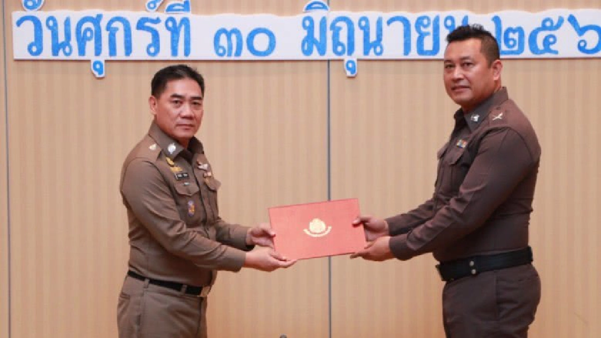 ผบ.ตร.ชื่นชมด.ต.เกลี้ยกล่อมชายจี้คอตัวเองบนโรงพัก ผบ.ตร.ชื่นชมด.ต.เกลี้ยกล่อมชายจี้คอตัวเองบนโรงพัก