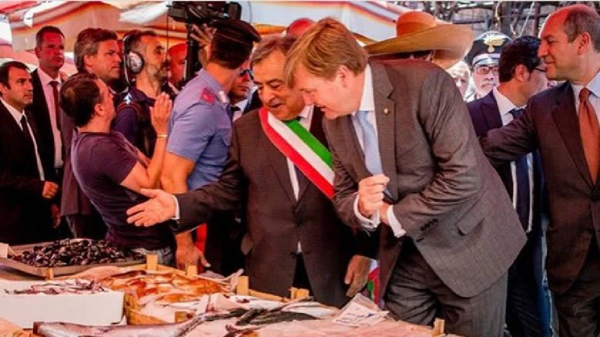  สมเด็จพระราชาธิบดีวิลเลียมฯ  เสด็จฯ ทอดพระเนตรตลาดสด