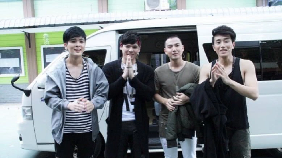 เรียกเสียงกรี๊ดสนั่น! '4 หนุ่มวง Blue Princes'