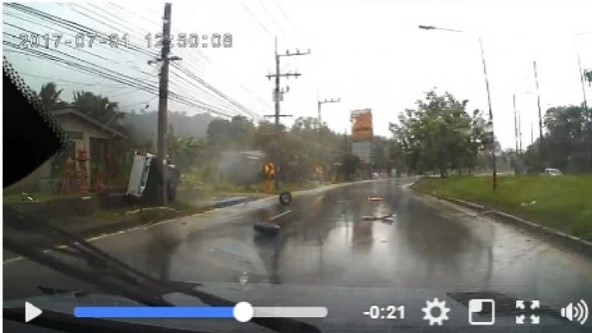 ระวัง!! ขับรถลุยฝนอุบัติเหตุถึงตาย!! ระวัง!! ขับรถลุยฝนอุบัติเหตุถึงตาย!!