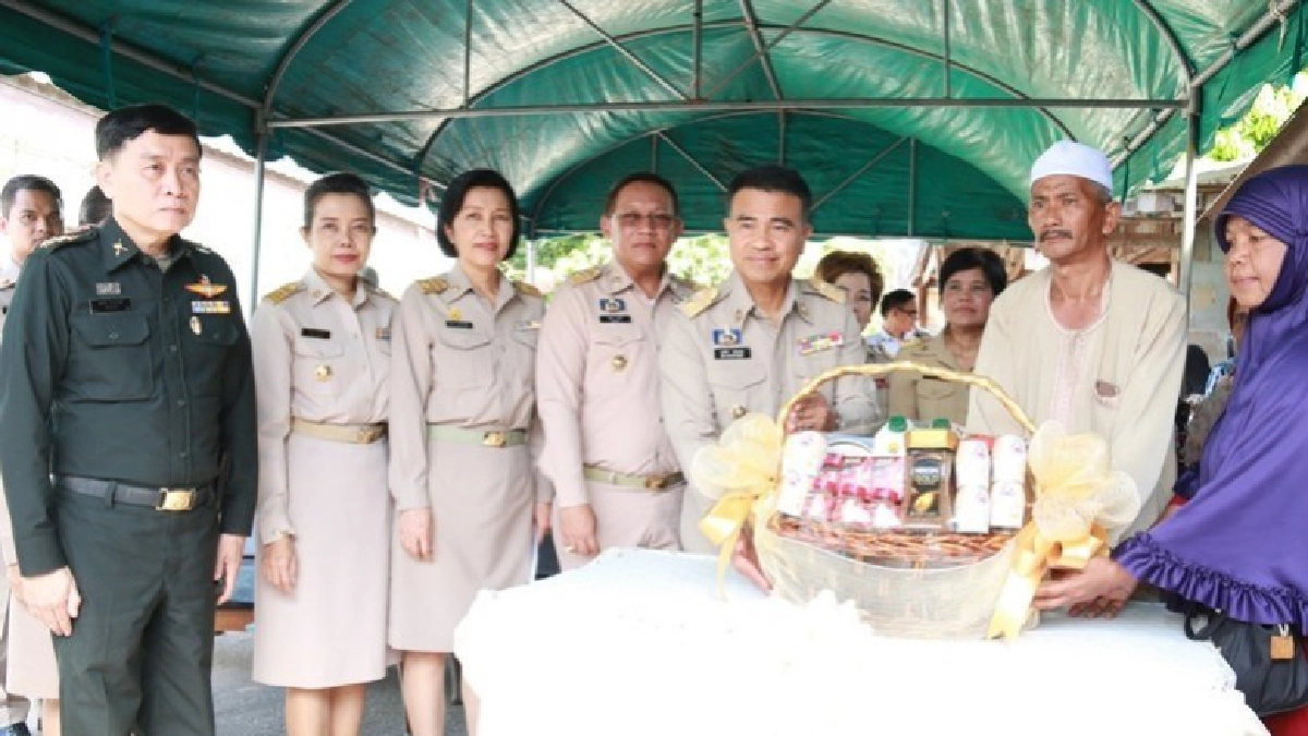 ร.10 พระราชทานตะกร้าสิ่งของแก่ครอบครัวพลทหารกิตติพงษ์ บ่อหนา ร.10 พระราชทานตะกร้าสิ่งของแก่ครอบครัวพลทหารกิตติพงษ์ บ่อหนา
